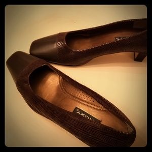 I am selling a pair of size 9 shoes.